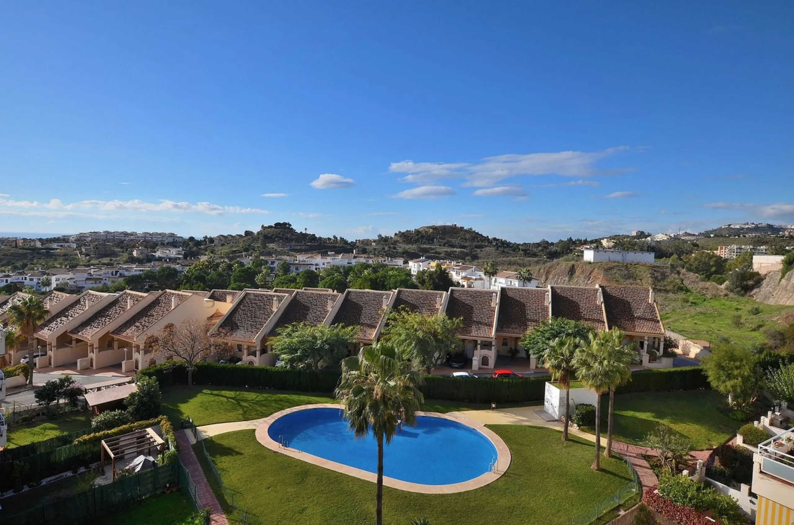 Stunning CORNER PENTHOUSE with beautiful views, located in Arroyo de la Miel (Benalmádena). Excellent location in a quiet area but at same time close to shops and services. The center of Arroyo de la Miel, the train station and a wide variety of shops are