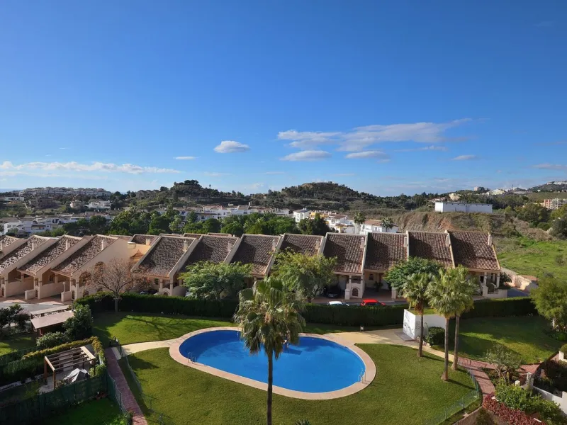 Stunning CORNER PENTHOUSE with beautiful views, located in Arroyo de la Miel (Benalmádena). Excellent location in a quiet area but at same time close to shops and services. The center of Arroyo de la Miel, the train station and a wide variety of shops are
