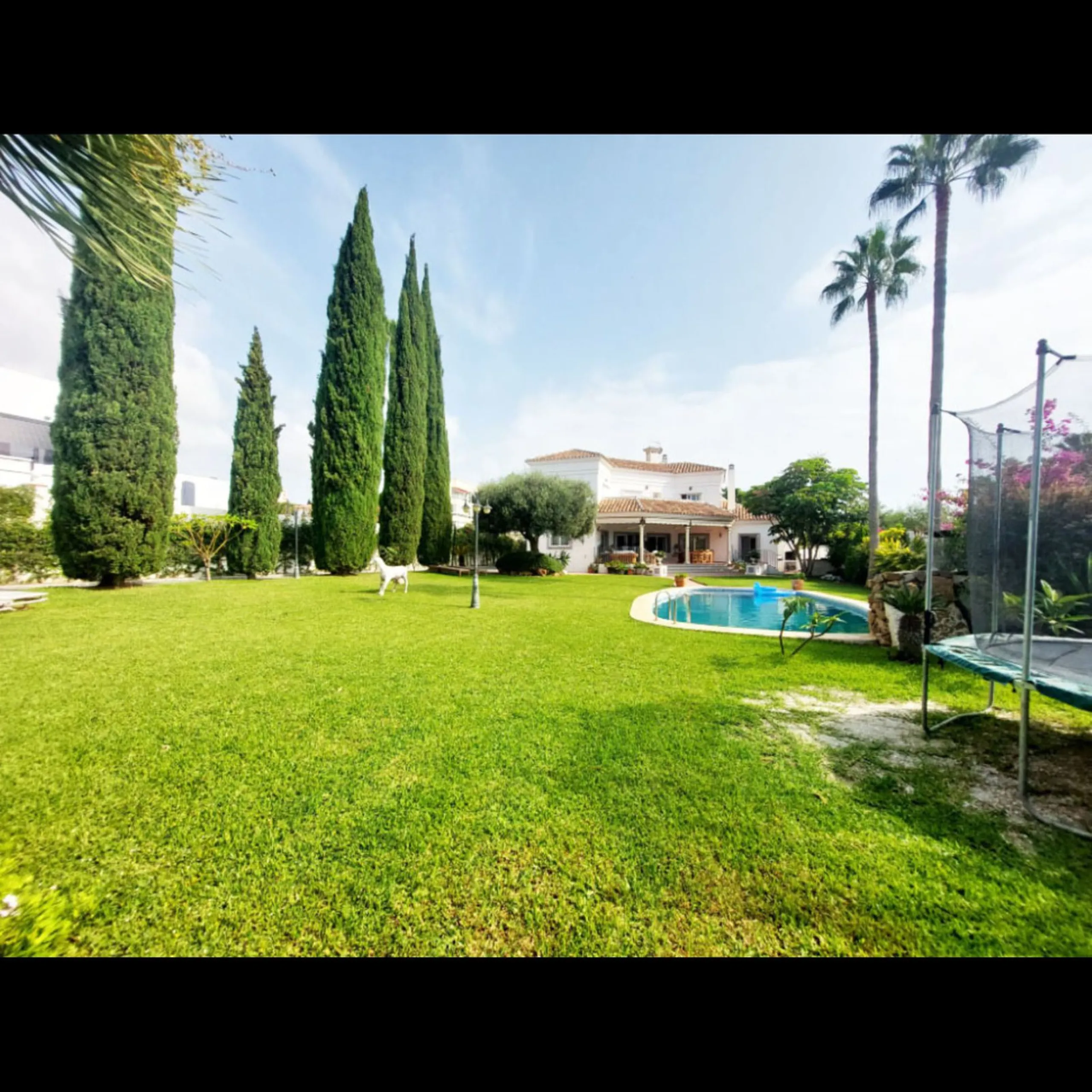 House - Detached Villa в продаже в Benalmadena, Málaga. В доме 8 спален и 7 ванных комнат. Площадь дома 625 м². Площадь участка 1548 м²