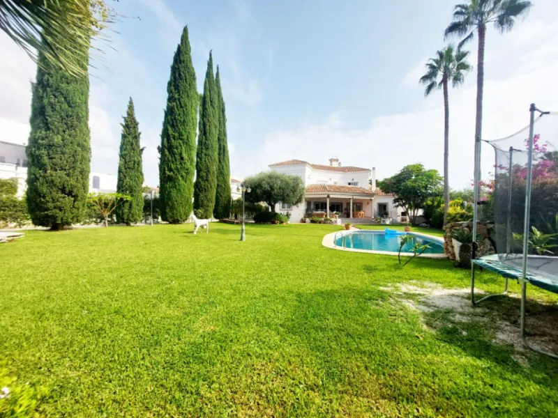 Fantastic and rare ocasion to acquire a villa in the Puerto Marina area,the villa compromises of 8 bedrooms,7 bath,toilet,the villa also has a guest house it is located 200m from the beach