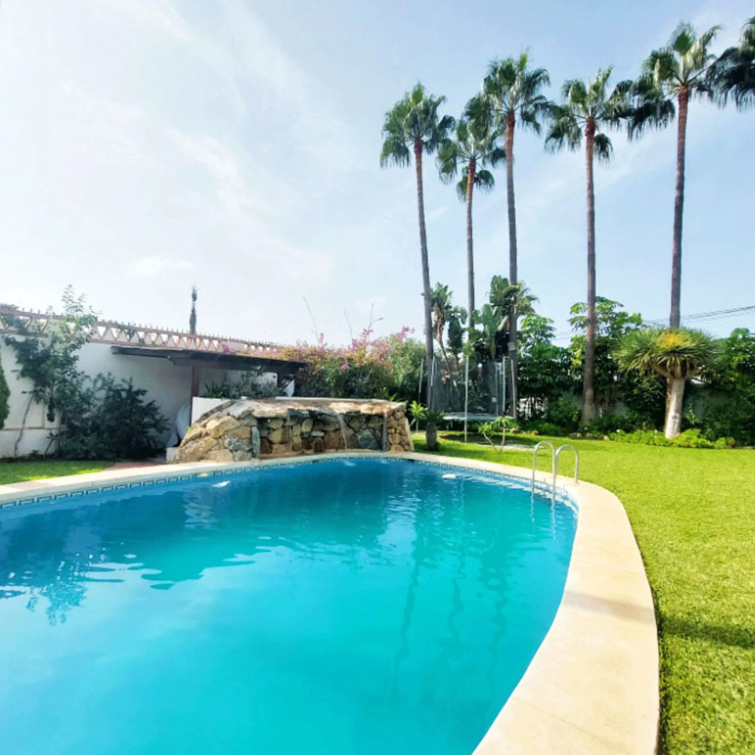 House - Detached Villa в продаже в Benalmadena, Málaga. В доме 8 спален и 7 ванных комнат. Площадь дома 625 м². Площадь участка 1548 м²