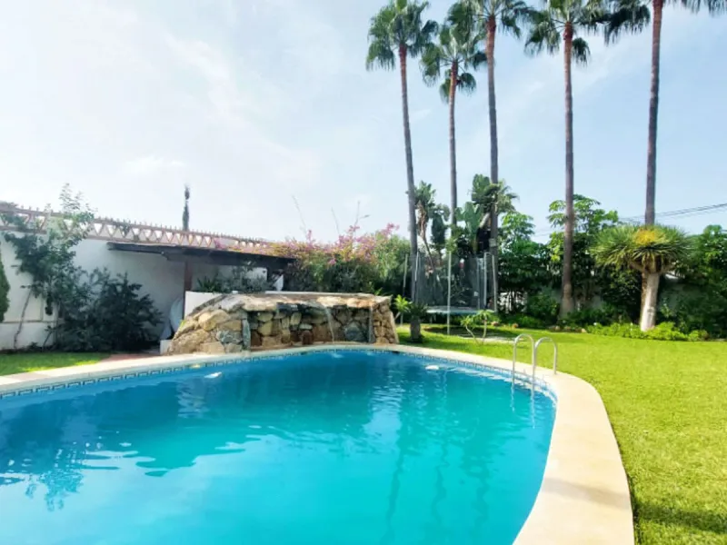 House - Detached Villa в продаже в Benalmadena, Málaga. В доме 8 спален и 7 ванных комнат. Площадь дома 625 м². Площадь участка 1548 м²