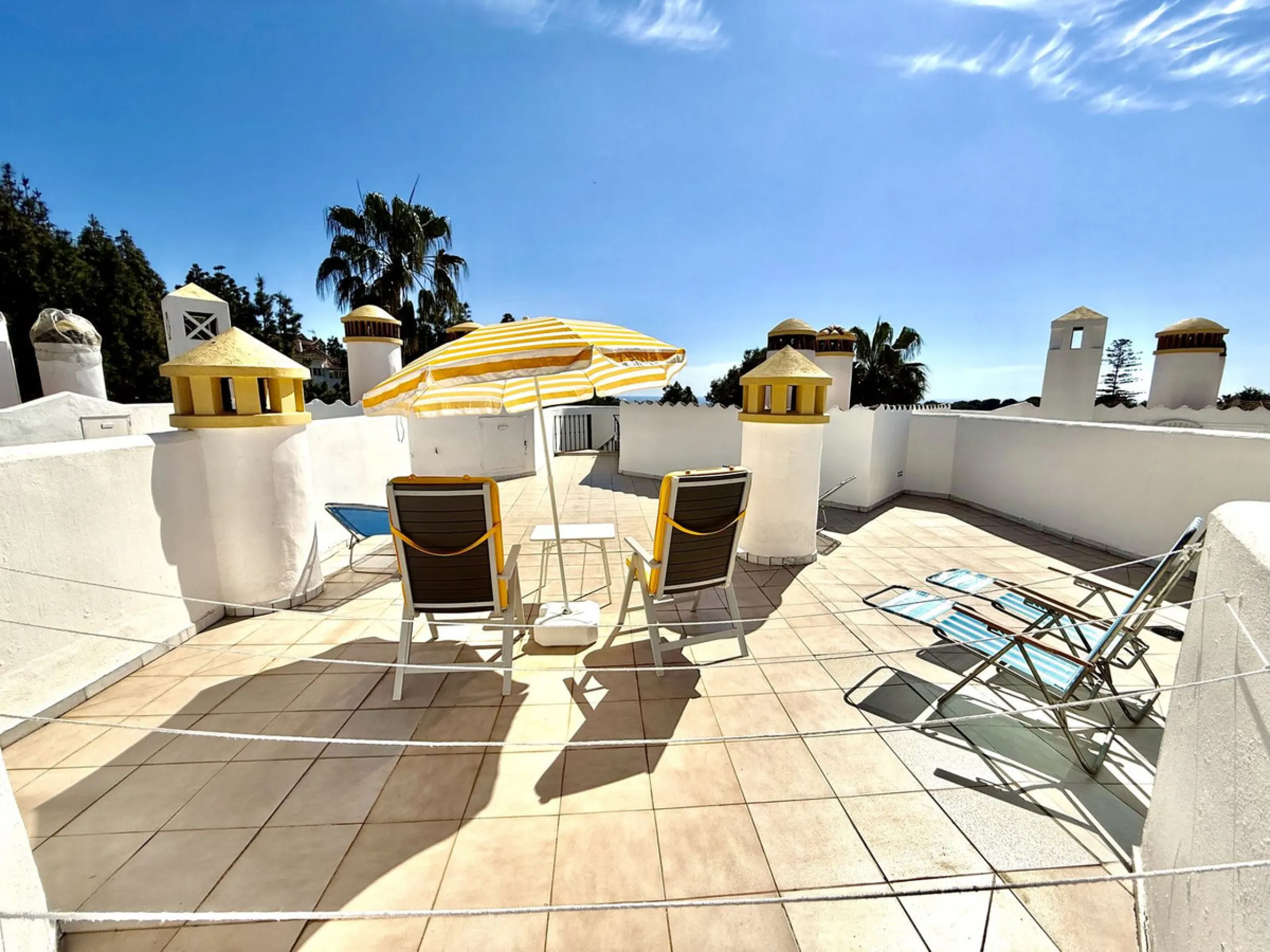 This impressive 3-bedroom penthouse offers a rare combination of space, privacy, and potential, set within a quiet and well-established urbanisation next to La Siesta Golf.