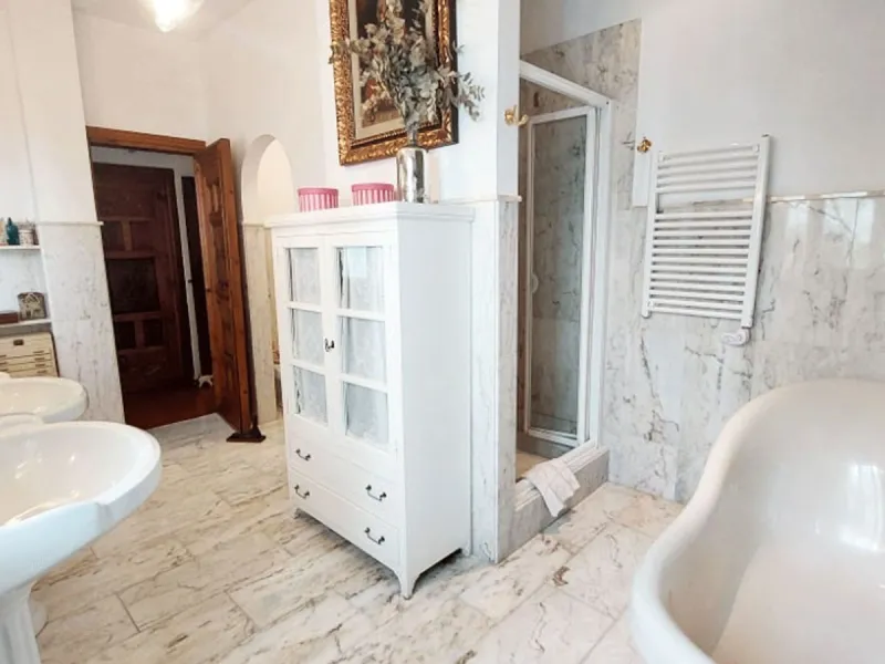 House - Detached Villa в продаже в Benalmadena, Málaga. В доме 8 спален и 7 ванных комнат. Площадь дома 625 м². Площадь участка 1548 м²