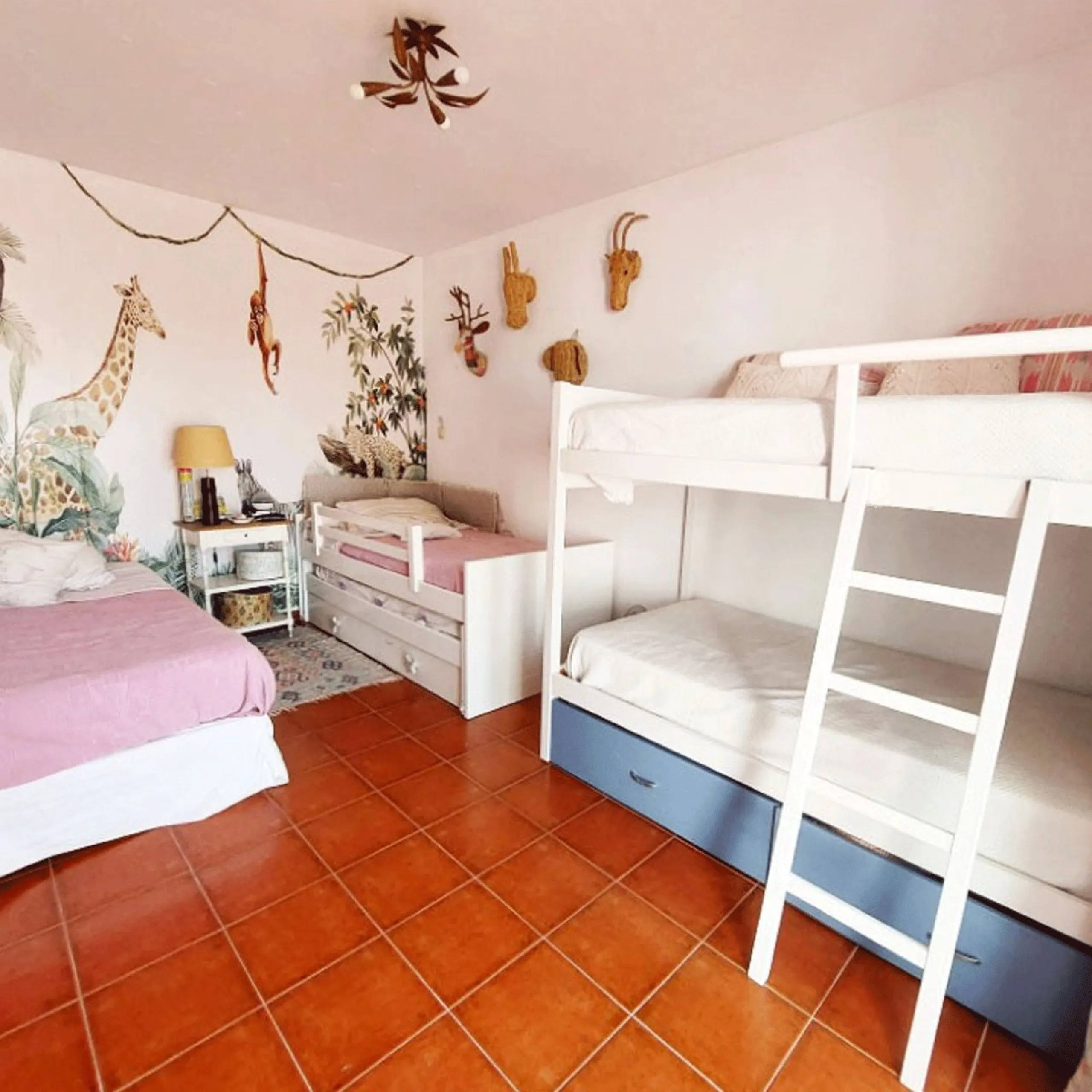 House - Detached Villa в продаже в Benalmadena, Málaga. В доме 8 спален и 7 ванных комнат. Площадь дома 625 м². Площадь участка 1548 м²