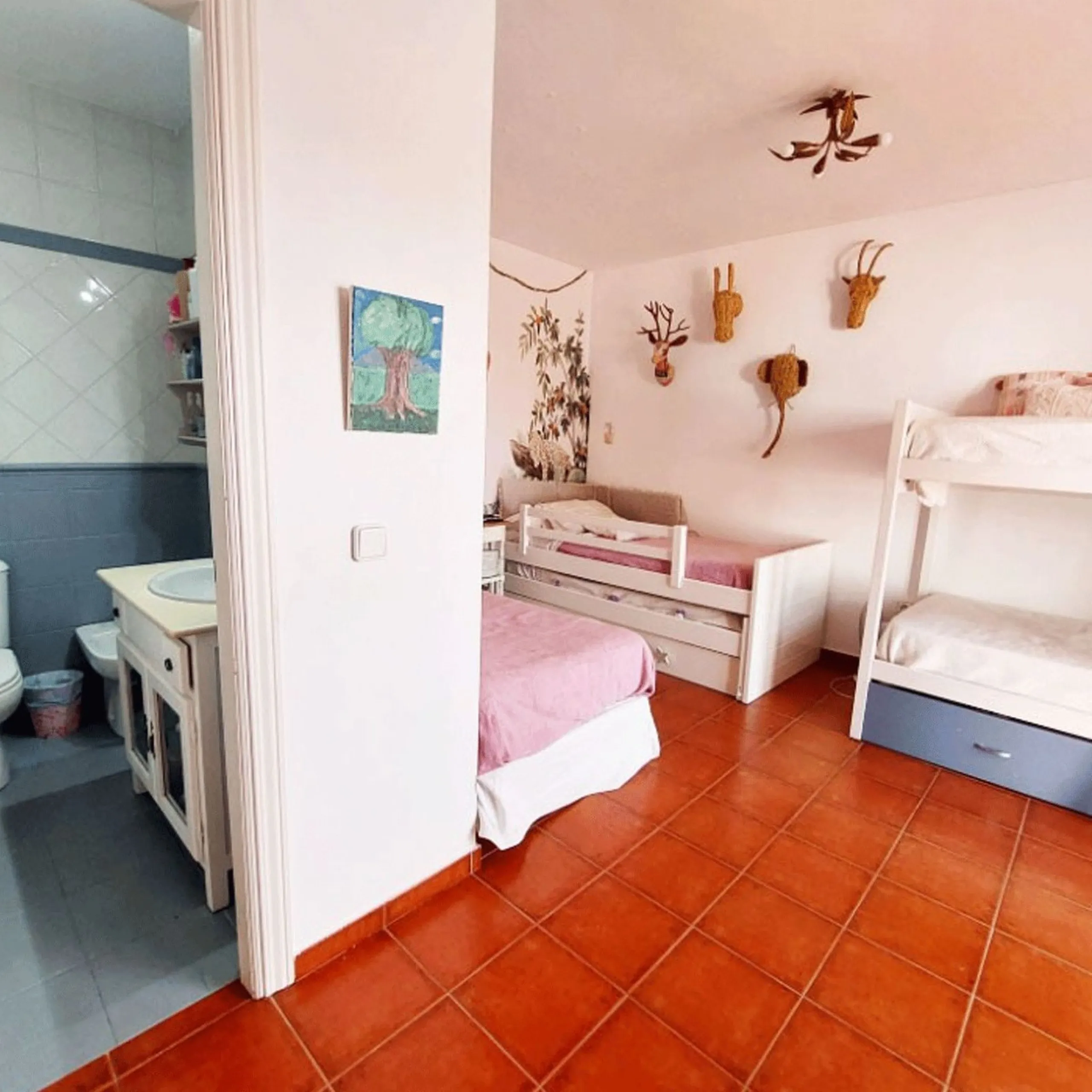 House - Detached Villa в продаже в Benalmadena, Málaga. В доме 8 спален и 7 ванных комнат. Площадь дома 625 м². Площадь участка 1548 м²