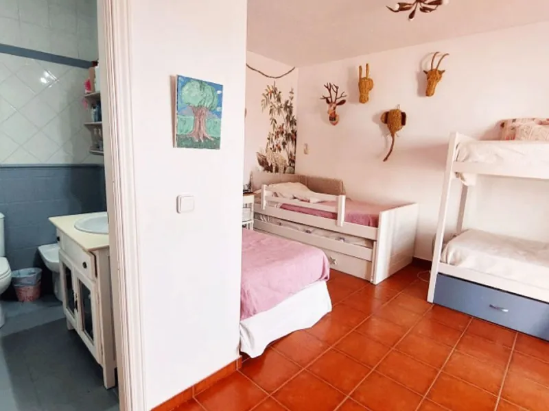 House - Detached Villa в продаже в Benalmadena, Málaga. В доме 8 спален и 7 ванных комнат. Площадь дома 625 м². Площадь участка 1548 м²