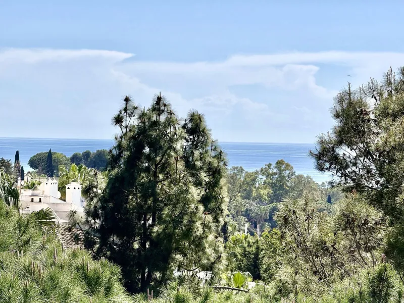 This impressive 3-bedroom penthouse offers a rare combination of space, privacy, and potential, set within a quiet and well-established urbanisation next to La Siesta Golf.