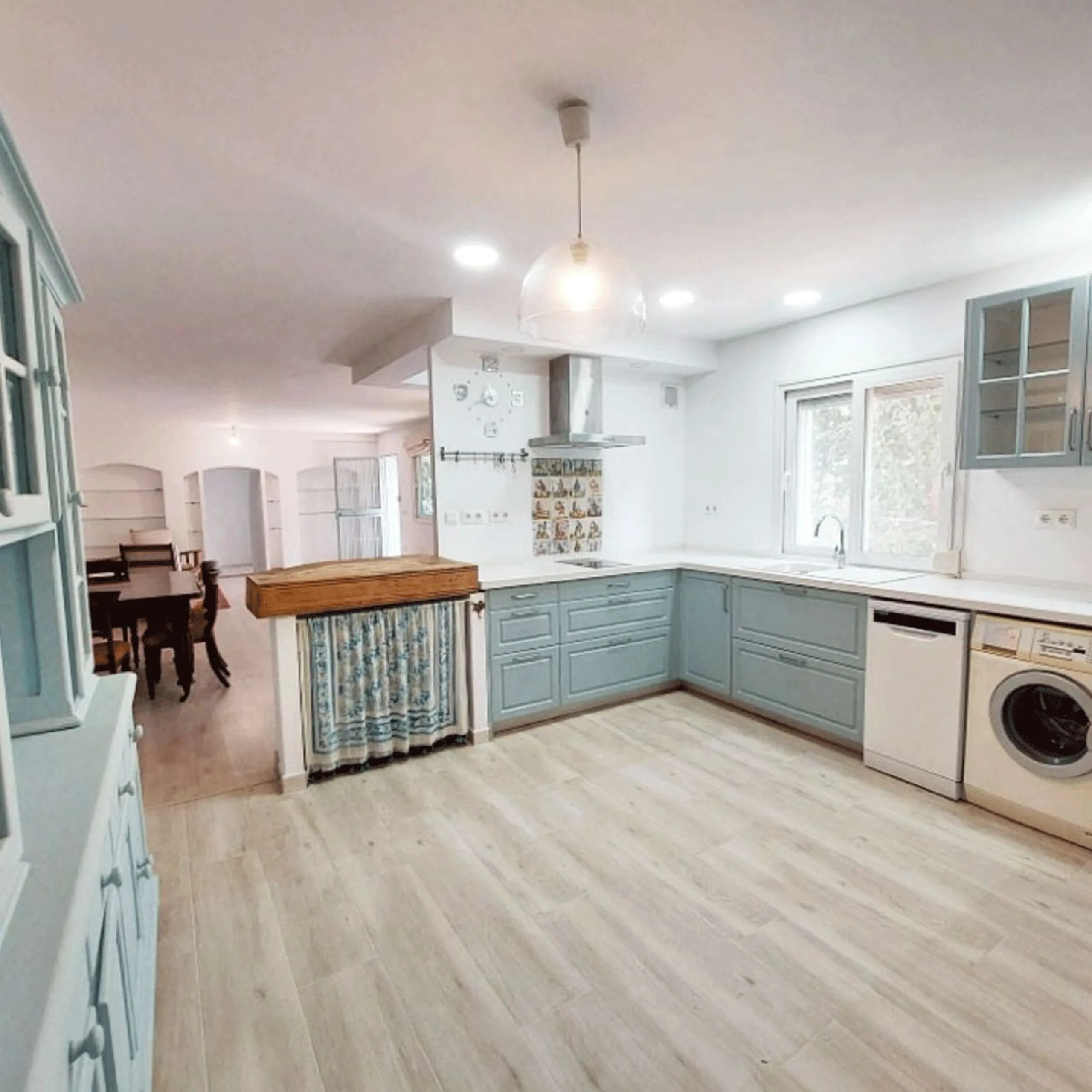 House - Detached Villa в продаже в Benalmadena, Málaga. В доме 8 спален и 7 ванных комнат. Площадь дома 625 м². Площадь участка 1548 м²