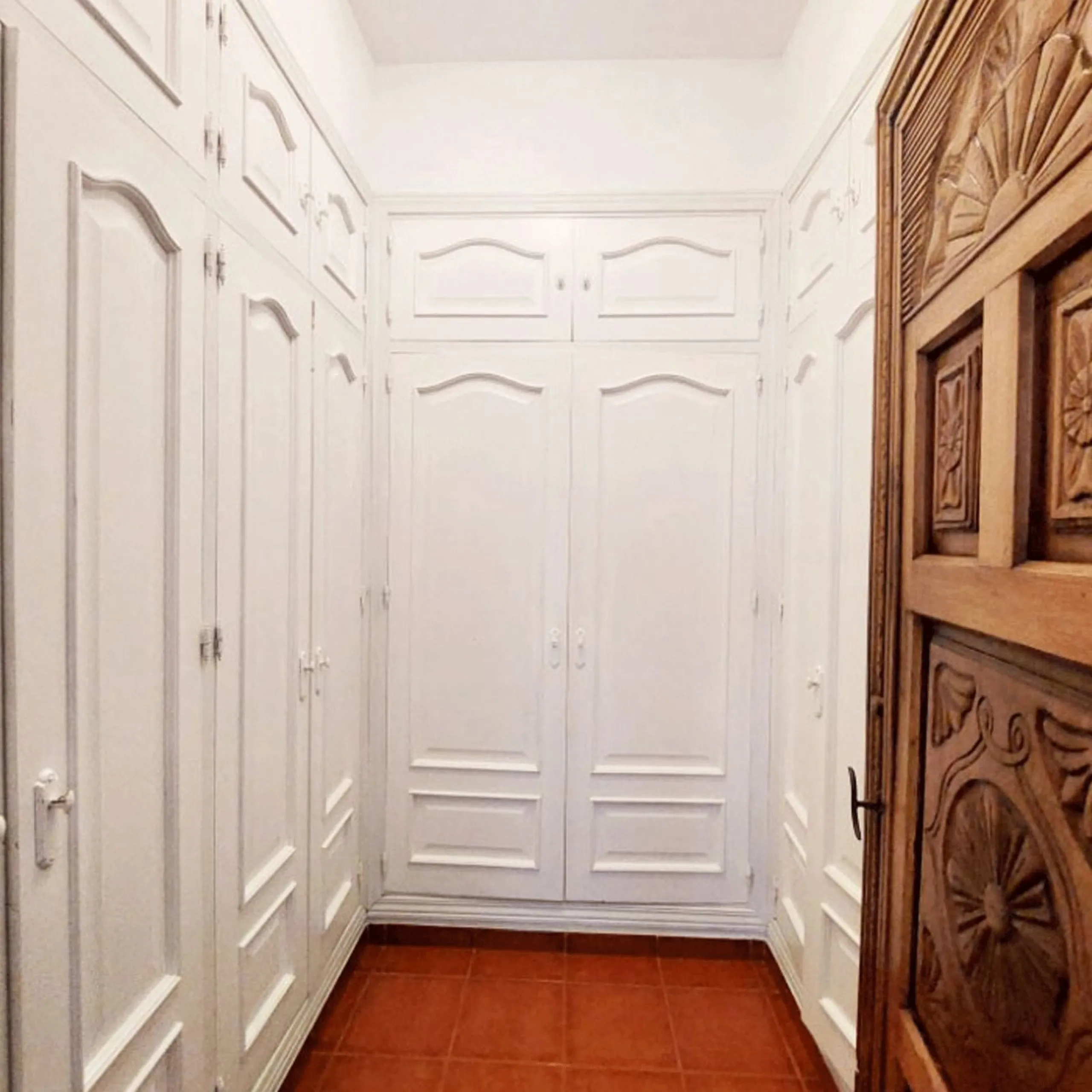 House - Detached Villa в продаже в Benalmadena, Málaga. В доме 8 спален и 7 ванных комнат. Площадь дома 625 м². Площадь участка 1548 м²
