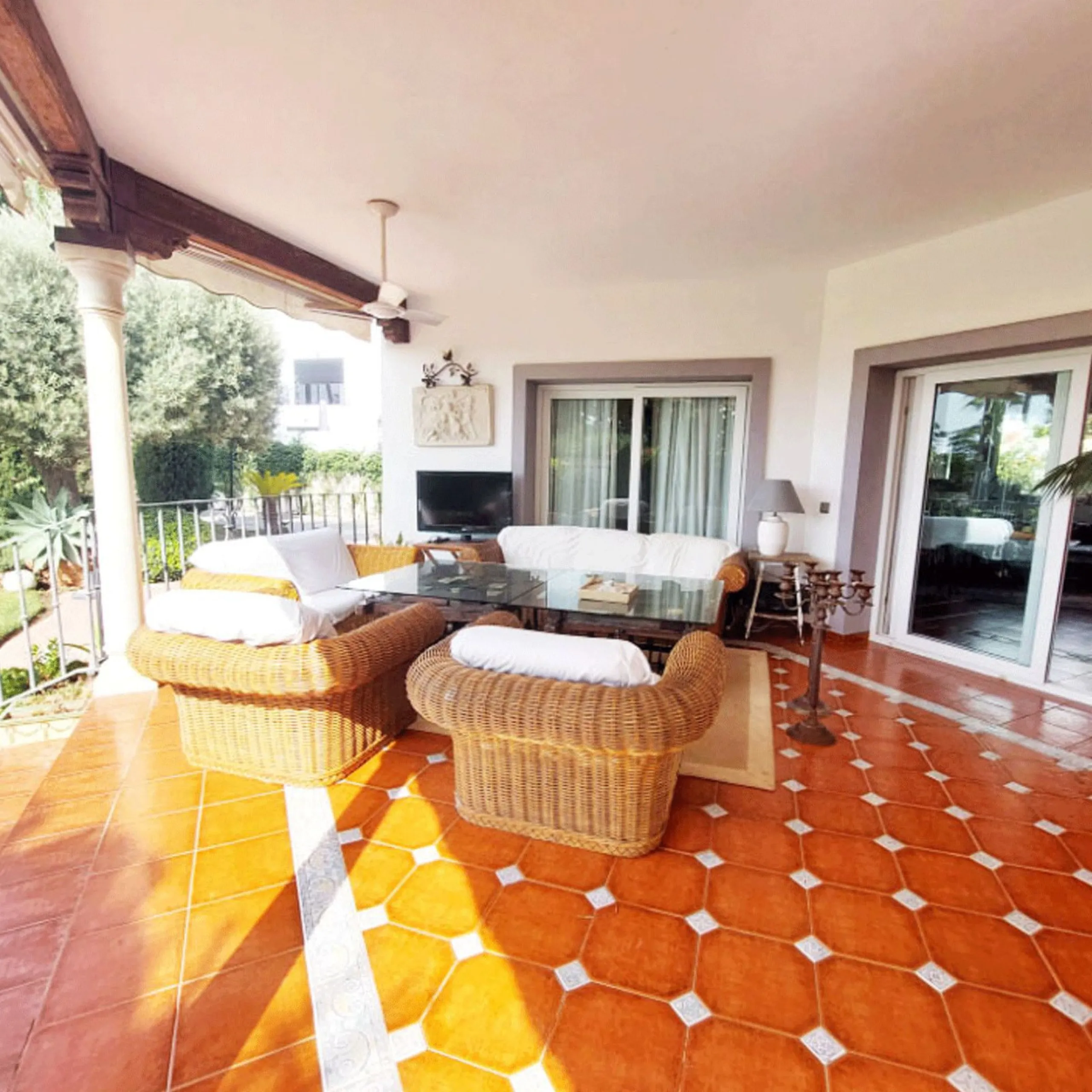 House - Detached Villa в продаже в Benalmadena, Málaga. В доме 8 спален и 7 ванных комнат. Площадь дома 625 м². Площадь участка 1548 м²