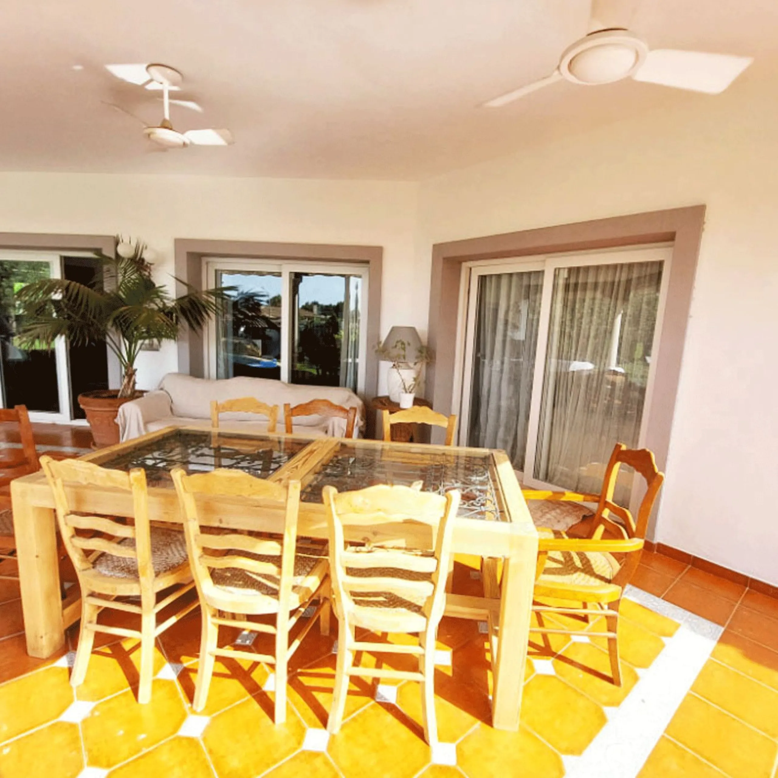 House - Detached Villa в продаже в Benalmadena, Málaga. В доме 8 спален и 7 ванных комнат. Площадь дома 625 м². Площадь участка 1548 м²