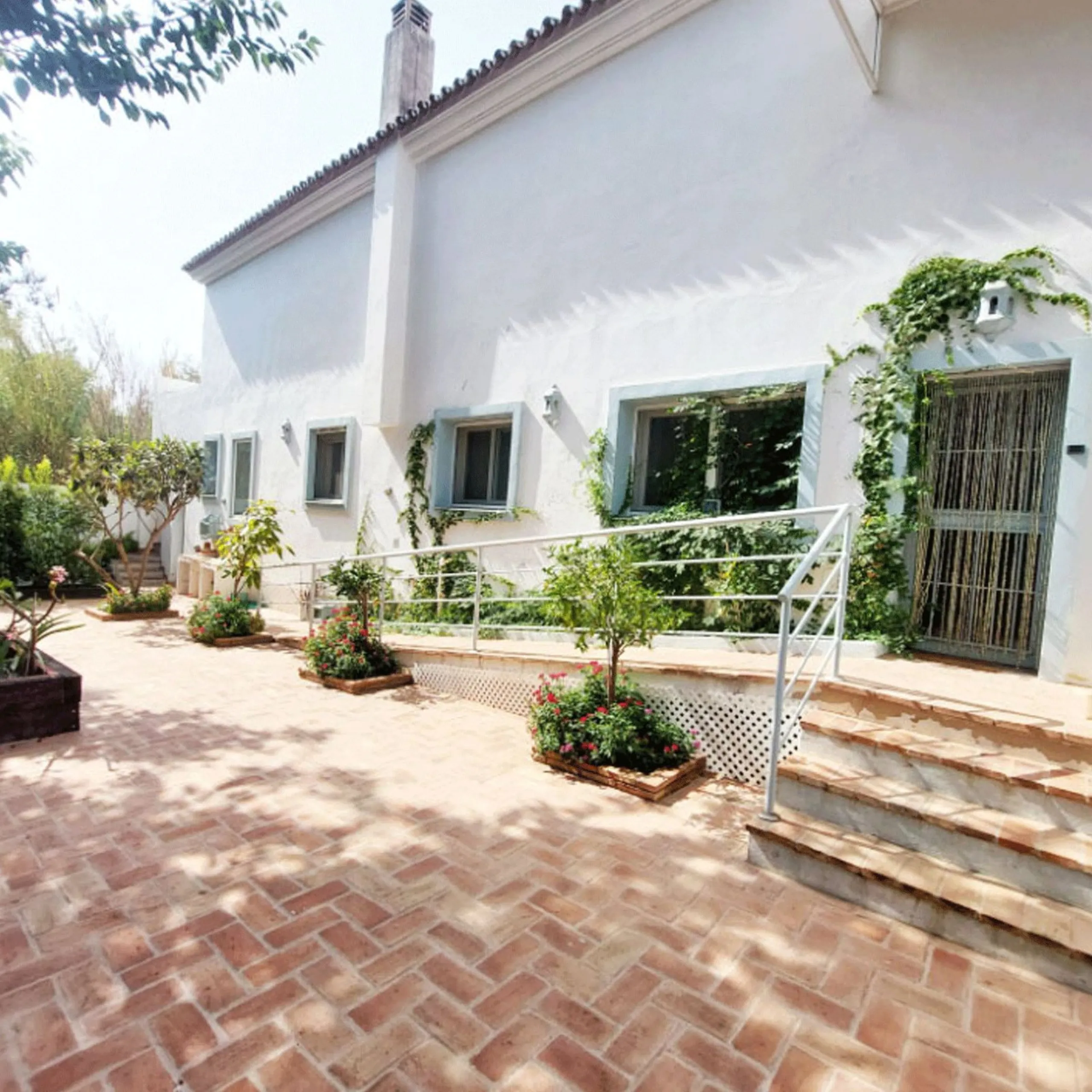 House - Detached Villa в продаже в Benalmadena, Málaga. В доме 8 спален и 7 ванных комнат. Площадь дома 625 м². Площадь участка 1548 м²