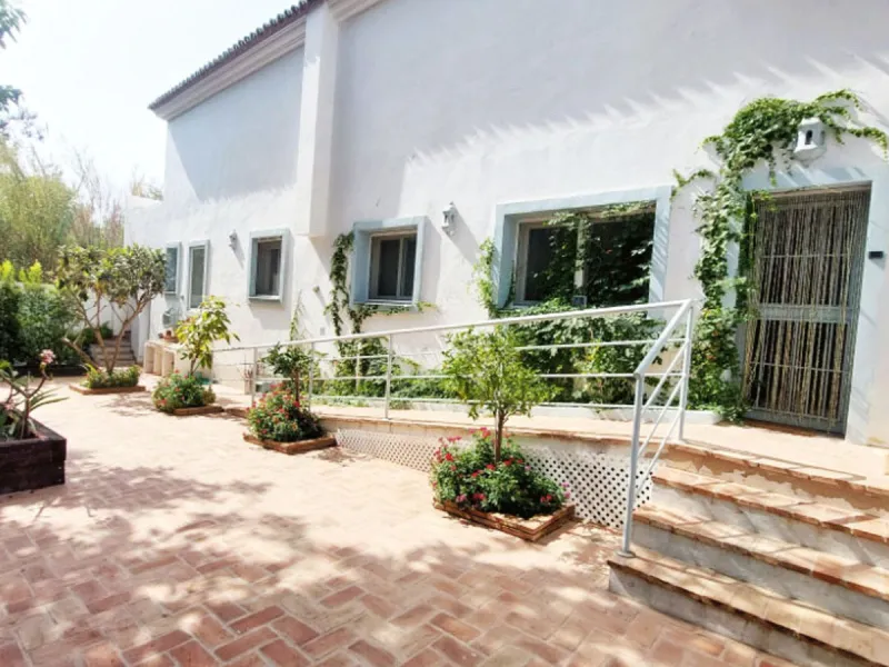 House - Detached Villa в продаже в Benalmadena, Málaga. В доме 8 спален и 7 ванных комнат. Площадь дома 625 м². Площадь участка 1548 м²