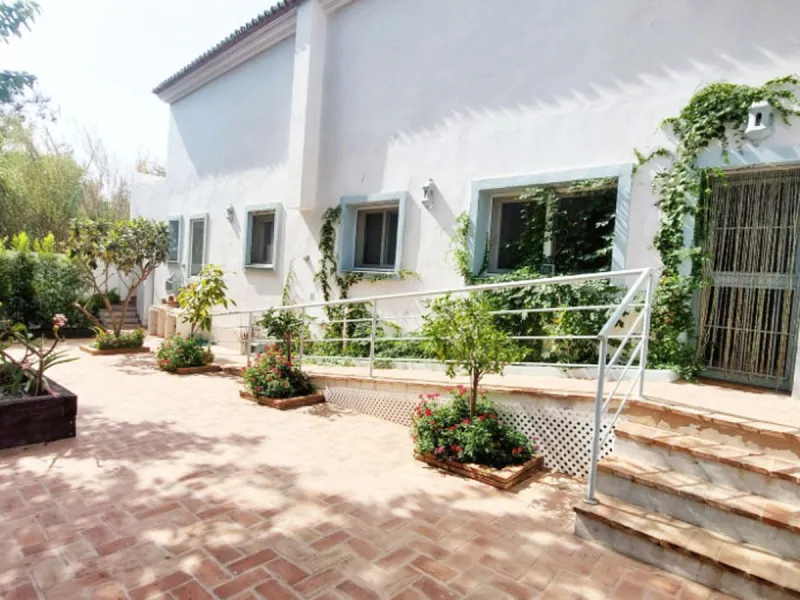 House - Detached Villa в продаже в Benalmadena, Málaga. В доме 8 спален и 7 ванных комнат. Площадь дома 625 м². Площадь участка 1548 м²