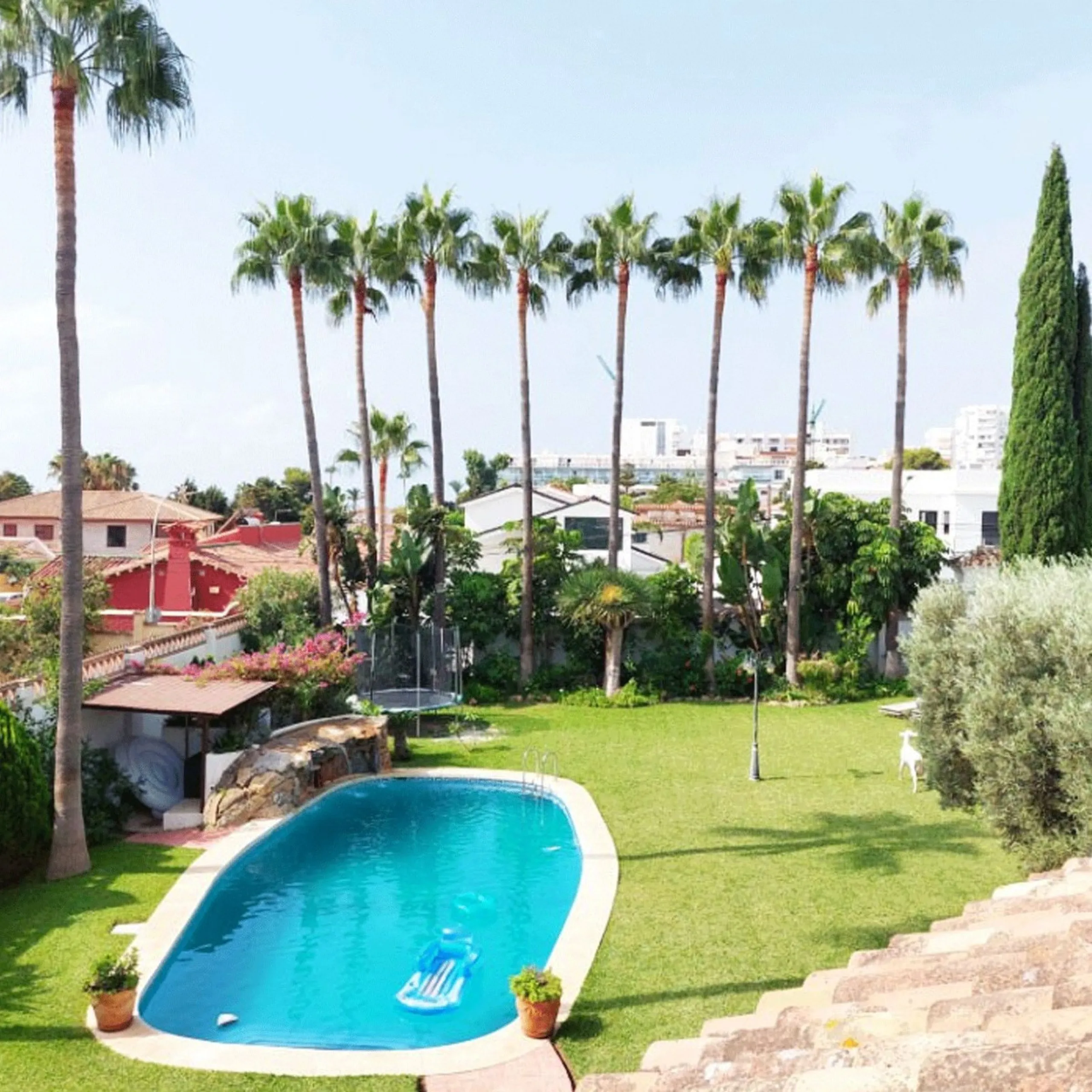 House - Detached Villa в продаже в Benalmadena, Málaga. В доме 8 спален и 7 ванных комнат. Площадь дома 625 м². Площадь участка 1548 м²
