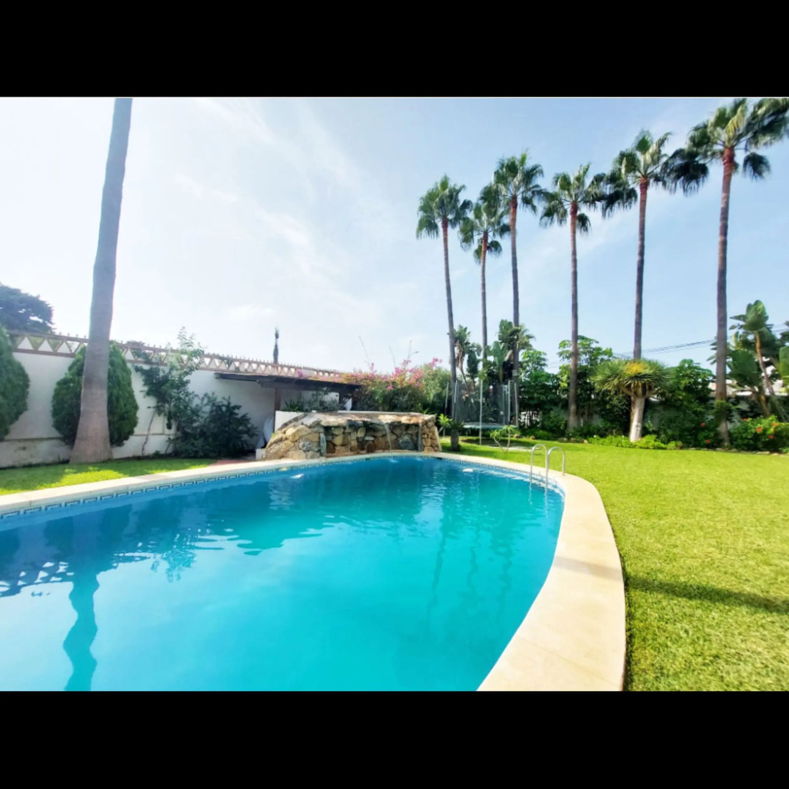 House - Detached Villa в продаже в Benalmadena, Málaga. В доме 8 спален и 7 ванных комнат. Площадь дома 625 м². Площадь участка 1548 м²