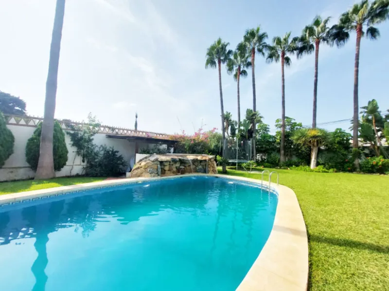 House - Detached Villa в продаже в Benalmadena, Málaga. В доме 8 спален и 7 ванных комнат. Площадь дома 625 м². Площадь участка 1548 м²