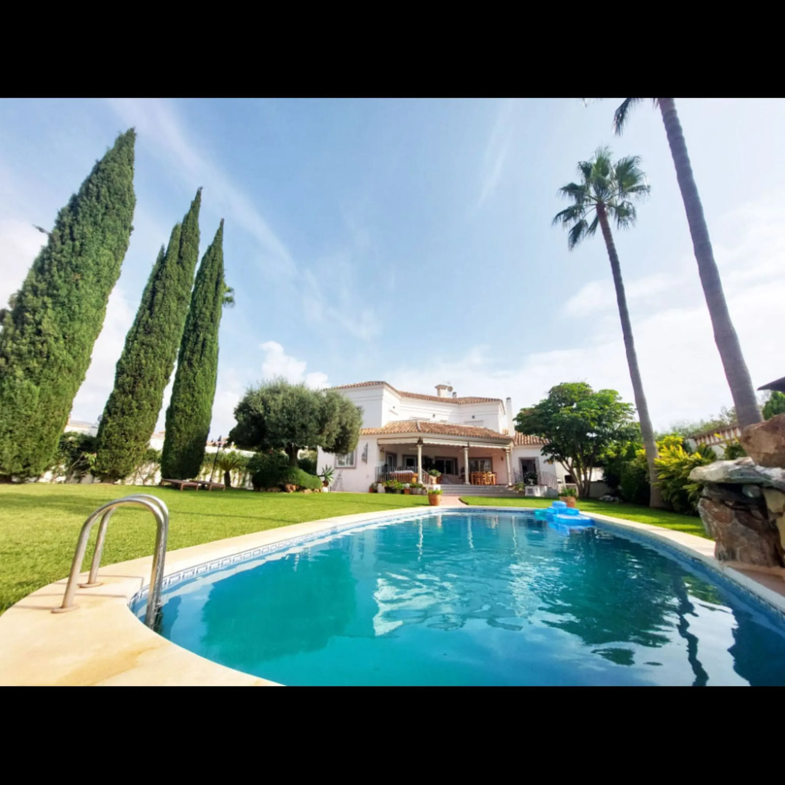 House - Detached Villa в продаже в Benalmadena, Málaga. В доме 8 спален и 7 ванных комнат. Площадь дома 625 м². Площадь участка 1548 м²