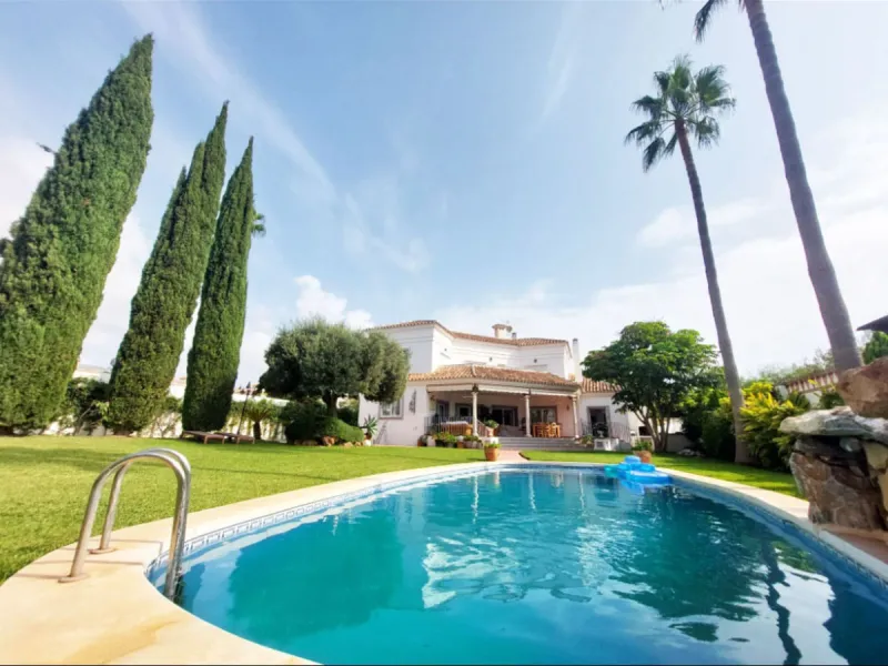 House - Detached Villa в продаже в Benalmadena, Málaga. В доме 8 спален и 7 ванных комнат. Площадь дома 625 м². Площадь участка 1548 м²