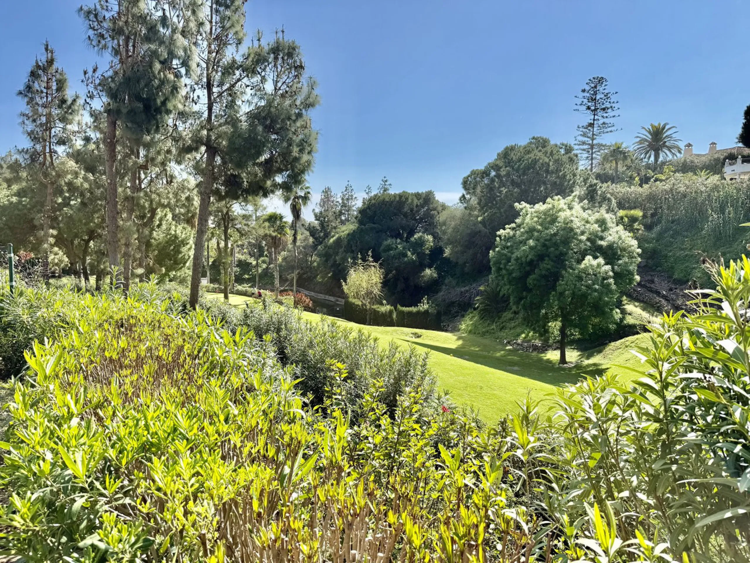 This impressive 3-bedroom penthouse offers a rare combination of space, privacy, and potential, set within a quiet and well-established urbanisation next to La Siesta Golf.