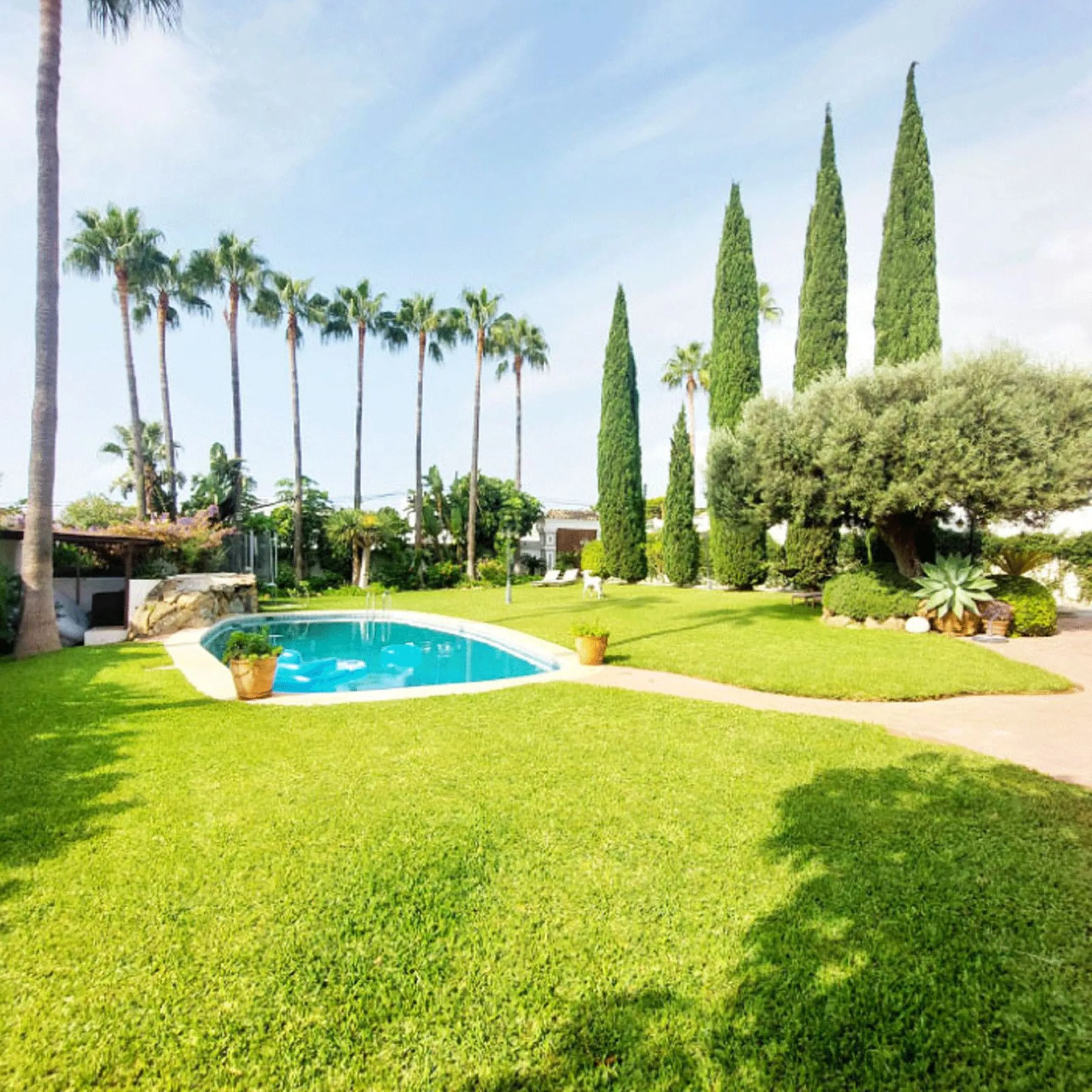 House - Detached Villa в продаже в Benalmadena, Málaga. В доме 8 спален и 7 ванных комнат. Площадь дома 625 м². Площадь участка 1548 м²