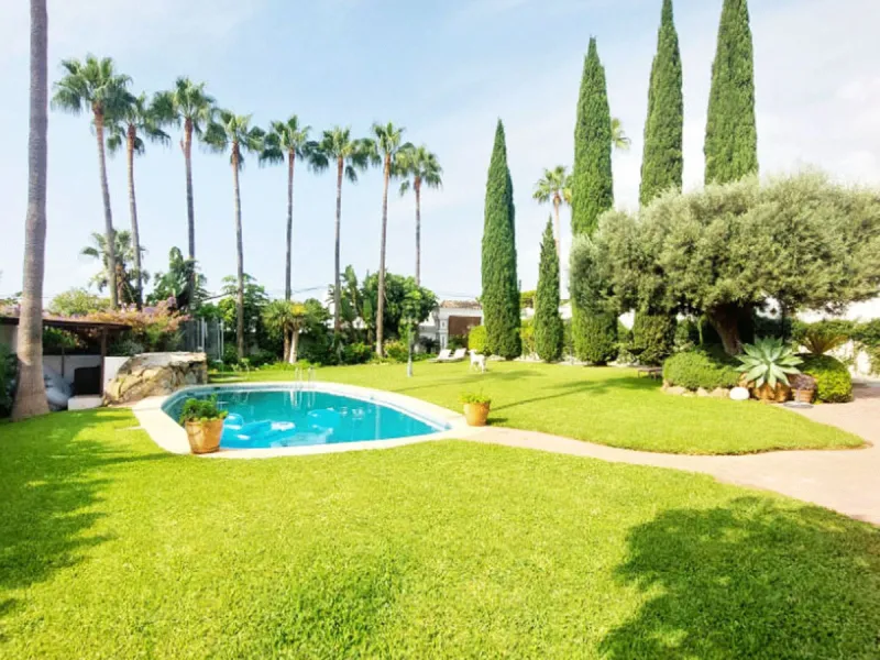 House - Detached Villa в продаже в Benalmadena, Málaga. В доме 8 спален и 7 ванных комнат. Площадь дома 625 м². Площадь участка 1548 м²