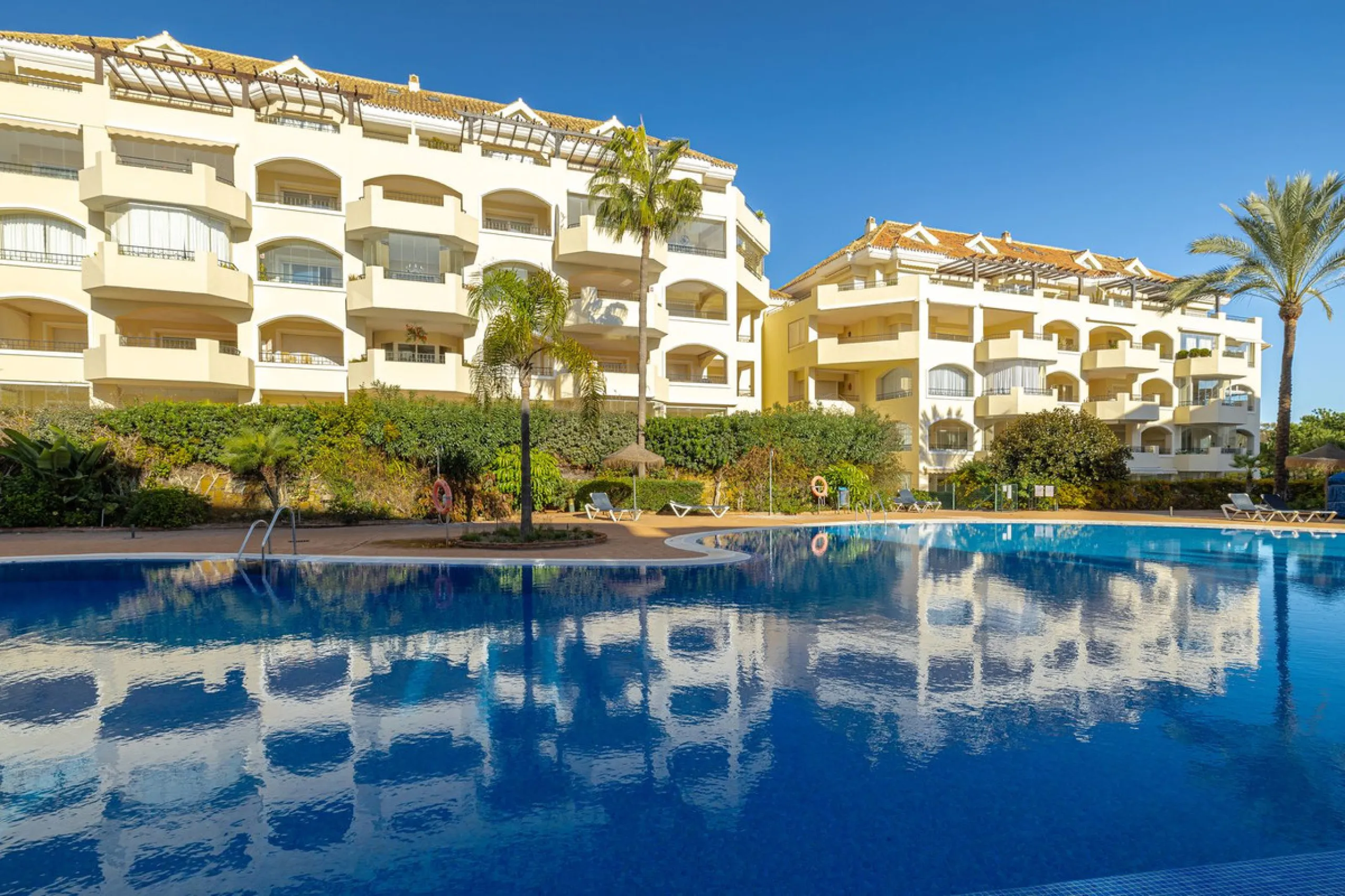 Fabulous 3-bed, 3-bath duplex penthouse located in the enviable and luxurious beachside area of Elviria (Marbella.) This is an incredible opportunity not to be missed. The main floor offers a spacious living area, a fully fitted kitchen, one en-suite bedr