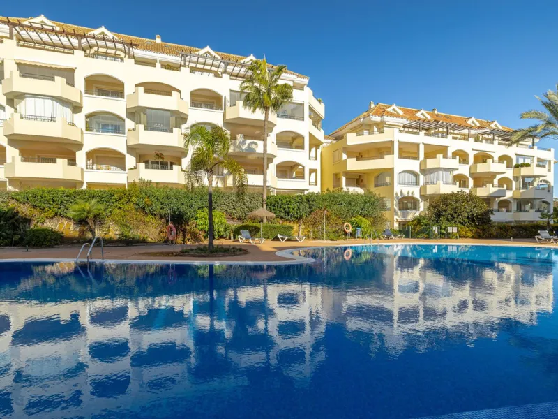 Fabulous 3-bed, 3-bath duplex penthouse located in the enviable and luxurious beachside area of Elviria (Marbella.) This is an incredible opportunity not to be missed. The main floor offers a spacious living area, a fully fitted kitchen, one en-suite bedr