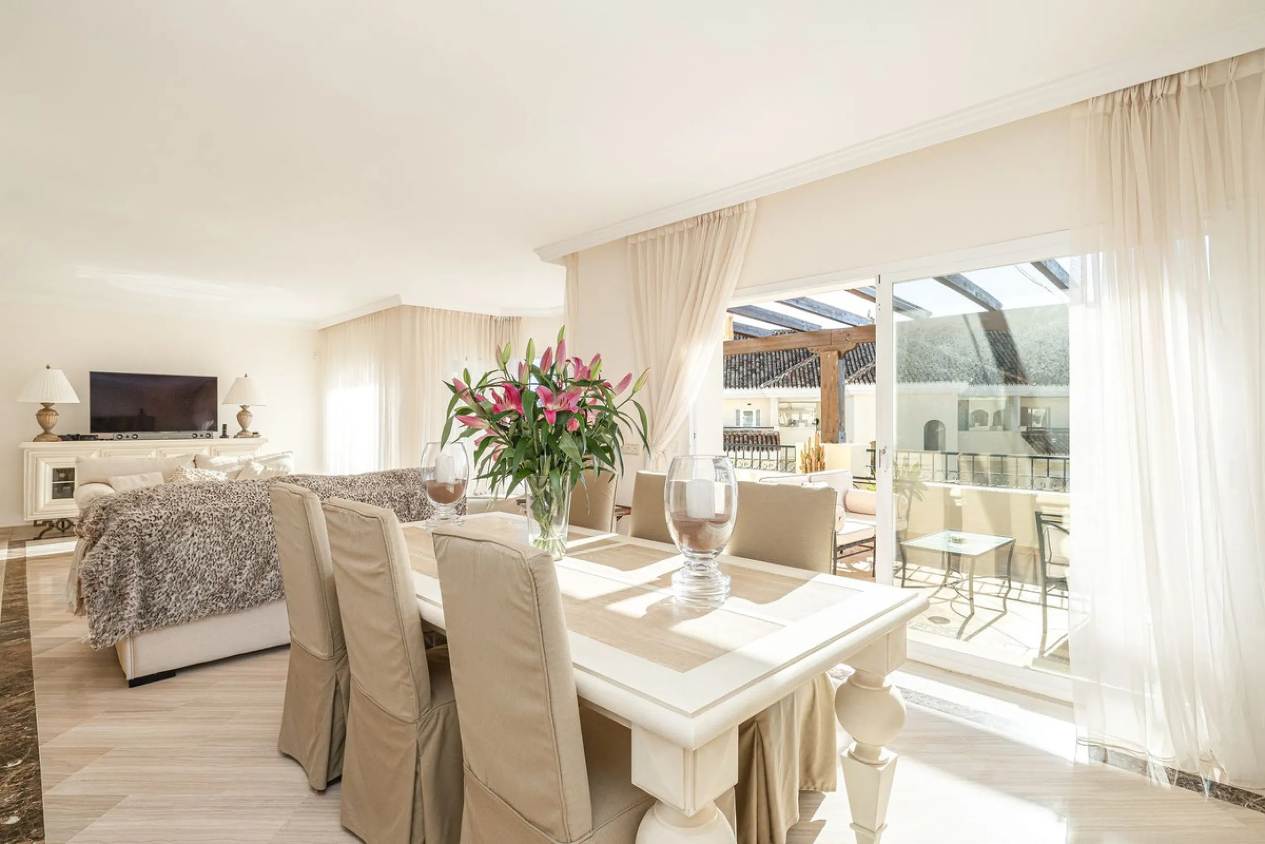 Fabulous 3-bed, 3-bath duplex penthouse located in the enviable and luxurious beachside area of Elviria (Marbella.) This is an incredible opportunity not to be missed. The main floor offers a spacious living area, a fully fitted kitchen, one en-suite bedr
