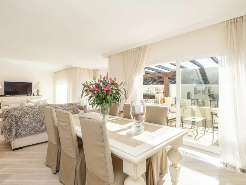 Fabulous 3-bed, 3-bath duplex penthouse located in the enviable and luxurious beachside area of Elviria (Marbella.) This is an incredible opportunity not to be missed. The main floor offers a spacious living area, a fully fitted kitchen, one en-suite bedr