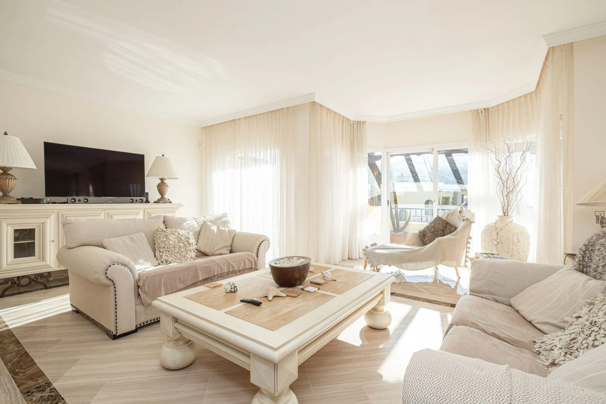 Fabulous 3-bed, 3-bath duplex penthouse located in the enviable and luxurious beachside area of Elviria (Marbella.) This is an incredible opportunity not to be missed. The main floor offers a spacious living area, a fully fitted kitchen, one en-suite bedr