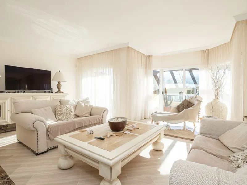 Fabulous 3-bed, 3-bath duplex penthouse located in the enviable and luxurious beachside area of Elviria (Marbella.) This is an incredible opportunity not to be missed. The main floor offers a spacious living area, a fully fitted kitchen, one en-suite bedr