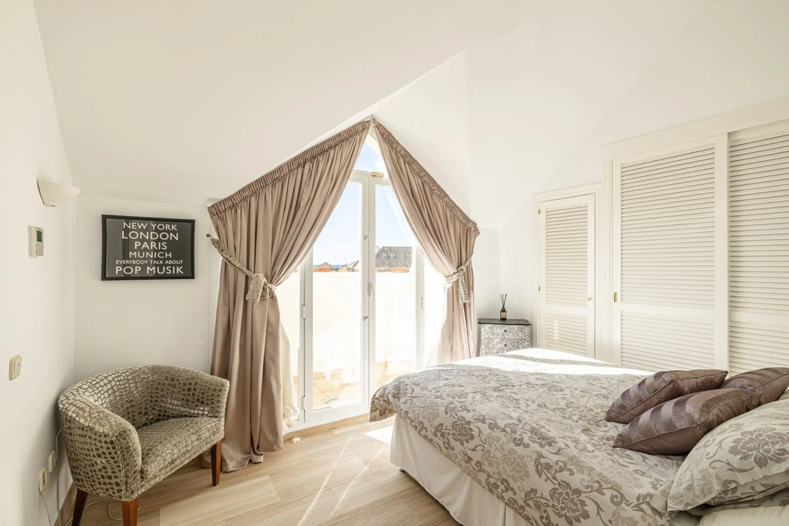 Fabulous 3-bed, 3-bath duplex penthouse located in the enviable and luxurious beachside area of Elviria (Marbella.) This is an incredible opportunity not to be missed. The main floor offers a spacious living area, a fully fitted kitchen, one en-suite bedr