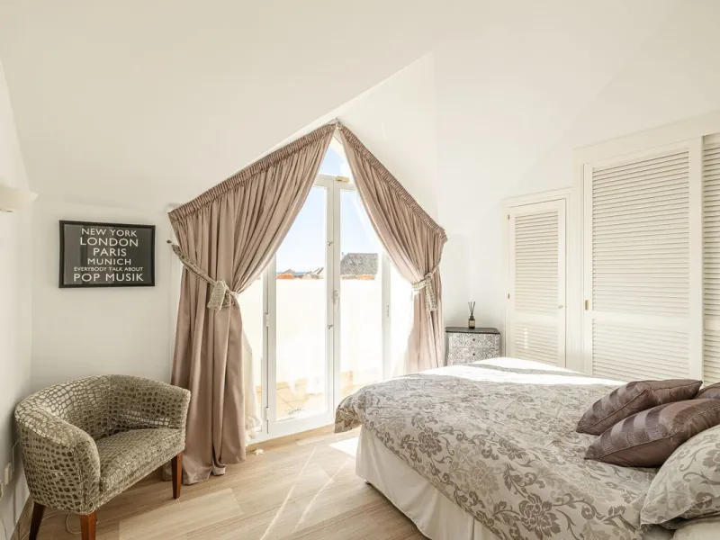 Fabulous 3-bed, 3-bath duplex penthouse located in the enviable and luxurious beachside area of Elviria (Marbella.) This is an incredible opportunity not to be missed. The main floor offers a spacious living area, a fully fitted kitchen, one en-suite bedr