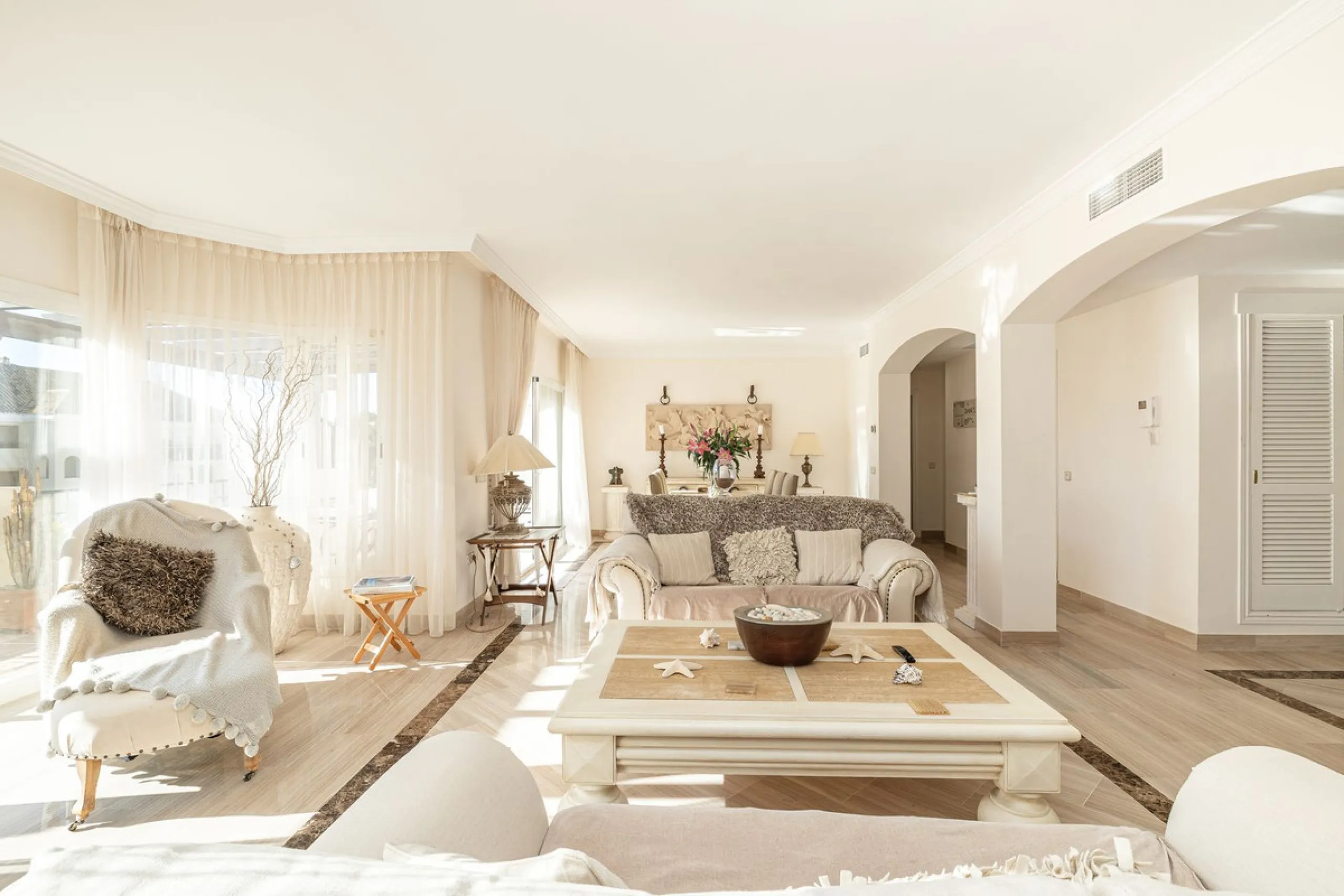 Fabulous 3-bed, 3-bath duplex penthouse located in the enviable and luxurious beachside area of Elviria (Marbella.) This is an incredible opportunity not to be missed. The main floor offers a spacious living area, a fully fitted kitchen, one en-suite bedr