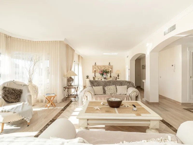 Fabulous 3-bed, 3-bath duplex penthouse located in the enviable and luxurious beachside area of Elviria (Marbella.) This is an incredible opportunity not to be missed. The main floor offers a spacious living area, a fully fitted kitchen, one en-suite bedr