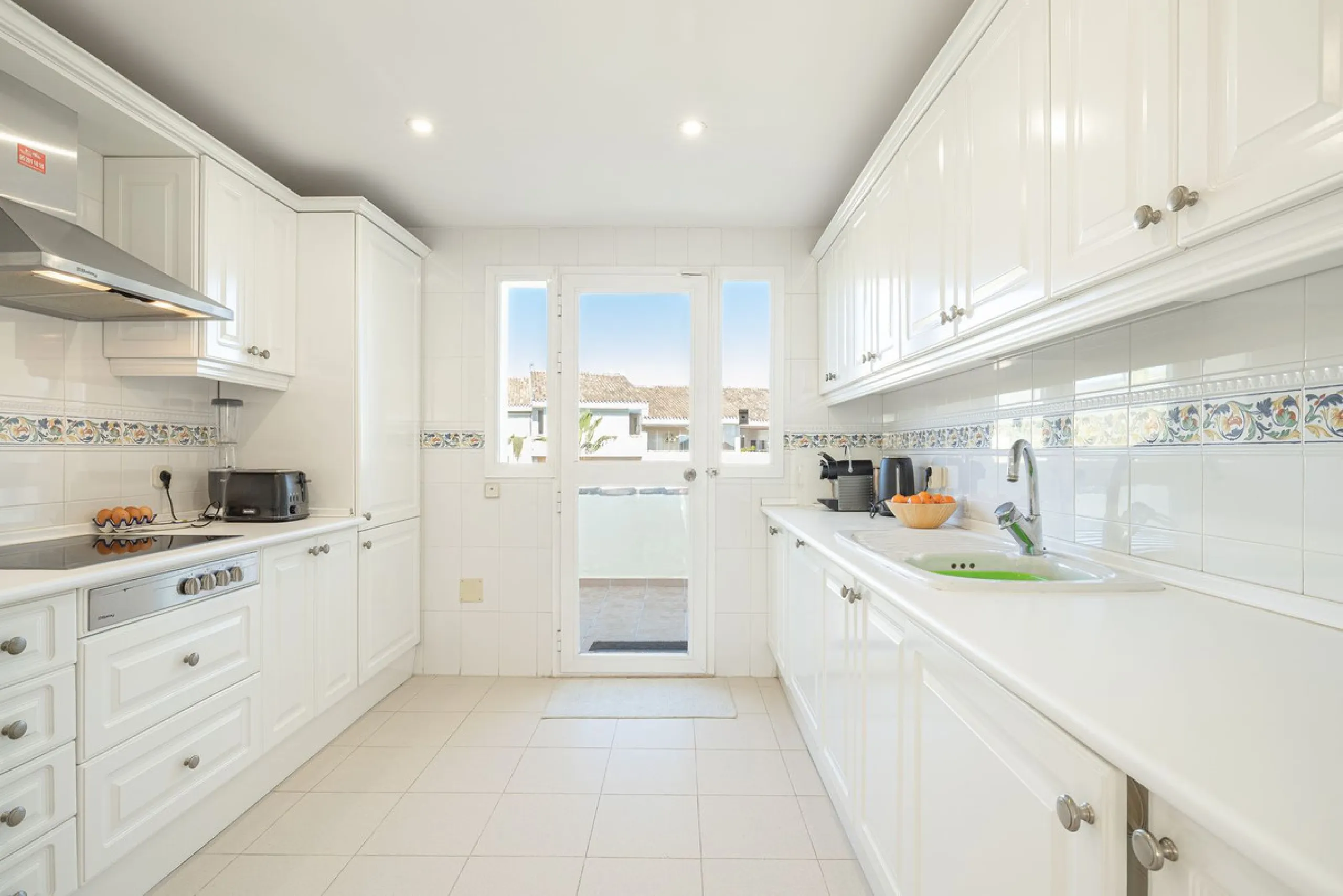 Fabulous 3-bed, 3-bath duplex penthouse located in the enviable and luxurious beachside area of Elviria (Marbella.) This is an incredible opportunity not to be missed. The main floor offers a spacious living area, a fully fitted kitchen, one en-suite bedr