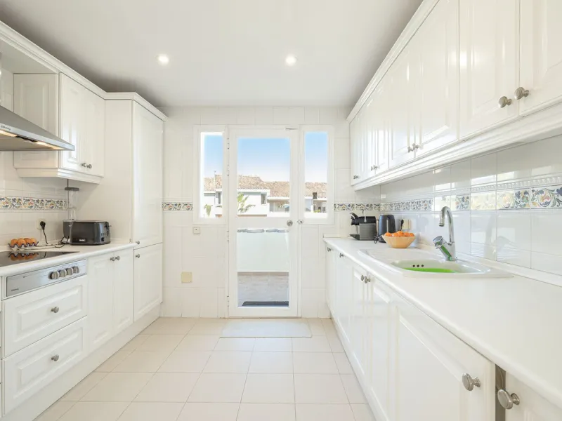 Fabulous 3-bed, 3-bath duplex penthouse located in the enviable and luxurious beachside area of Elviria (Marbella.) This is an incredible opportunity not to be missed. The main floor offers a spacious living area, a fully fitted kitchen, one en-suite bedr