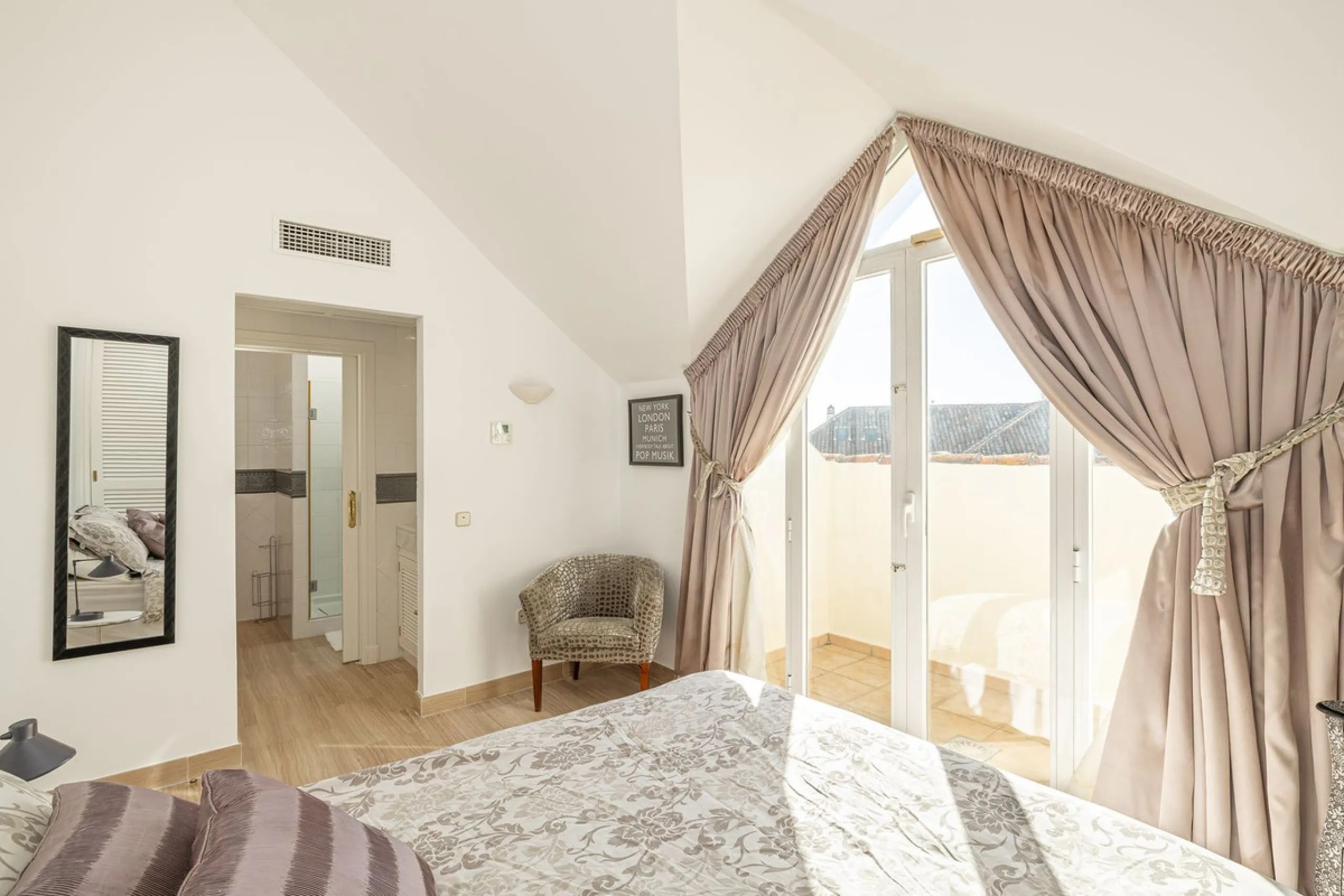 Fabulous 3-bed, 3-bath duplex penthouse located in the enviable and luxurious beachside area of Elviria (Marbella.) This is an incredible opportunity not to be missed. The main floor offers a spacious living area, a fully fitted kitchen, one en-suite bedr