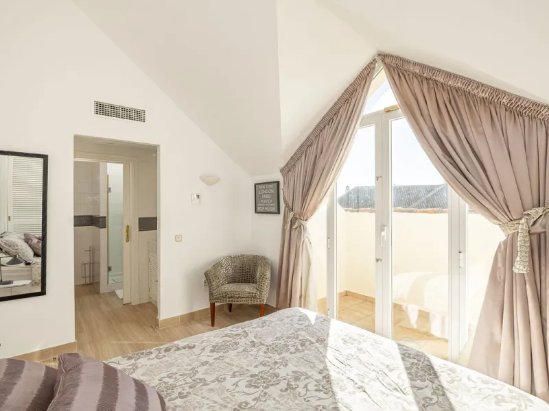 Fabulous 3-bed, 3-bath duplex penthouse located in the enviable and luxurious beachside area of Elviria (Marbella.) This is an incredible opportunity not to be missed. The main floor offers a spacious living area, a fully fitted kitchen, one en-suite bedr