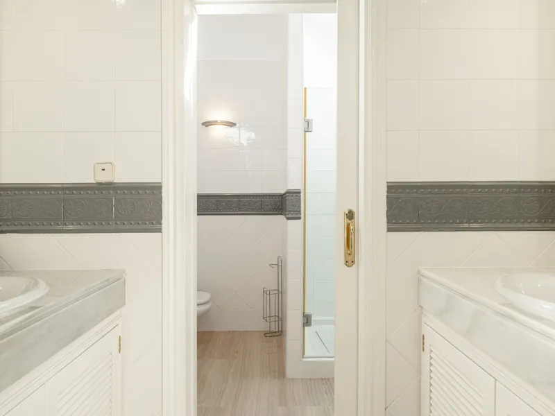 Fabulous 3-bed, 3-bath duplex penthouse located in the enviable and luxurious beachside area of Elviria (Marbella.) This is an incredible opportunity not to be missed. The main floor offers a spacious living area, a fully fitted kitchen, one en-suite bedr