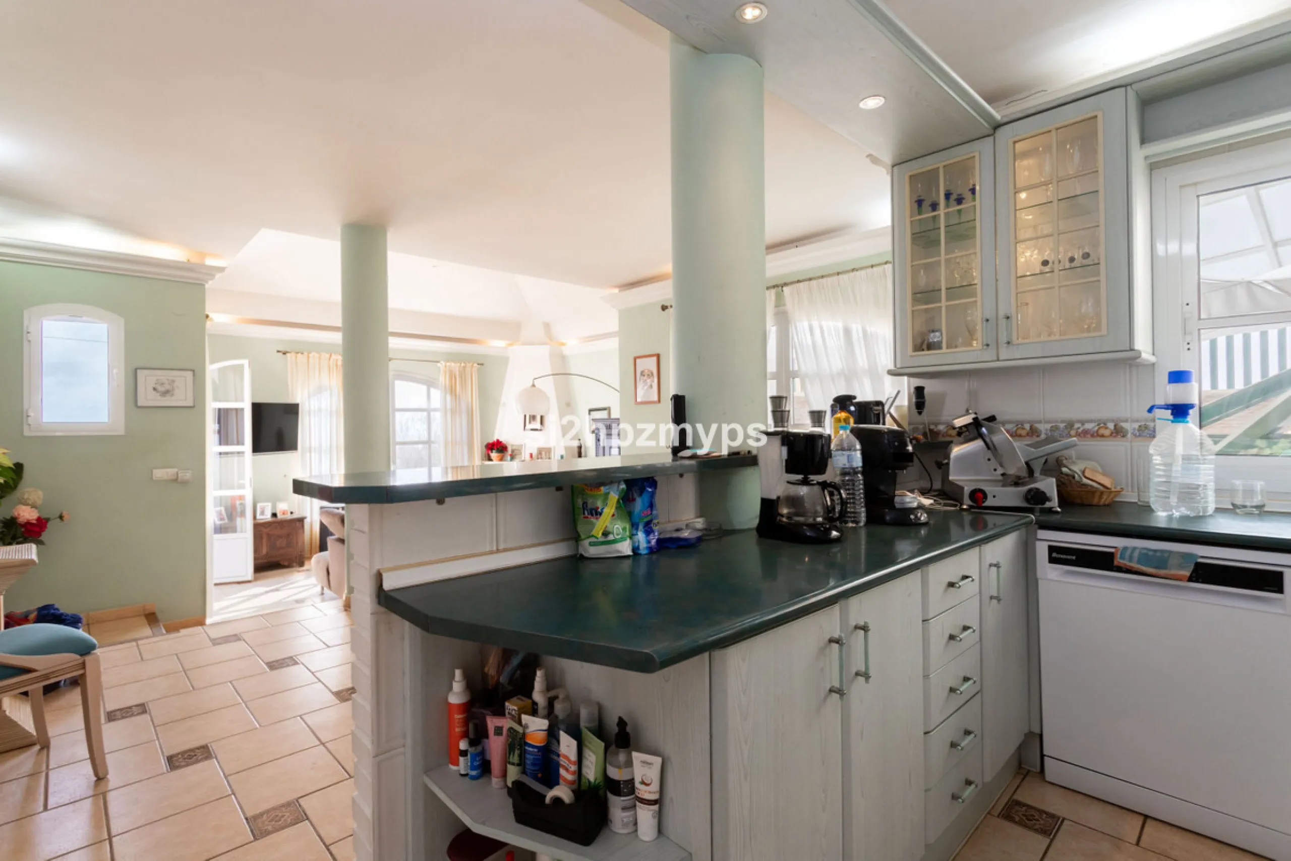 Große Villa in Torrox mit Tennisplatz und guten Geschäftsmöglichkeiten
