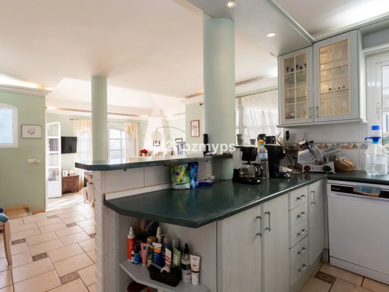 Große Villa in Torrox mit Tennisplatz und guten Geschäftsmöglichkeiten