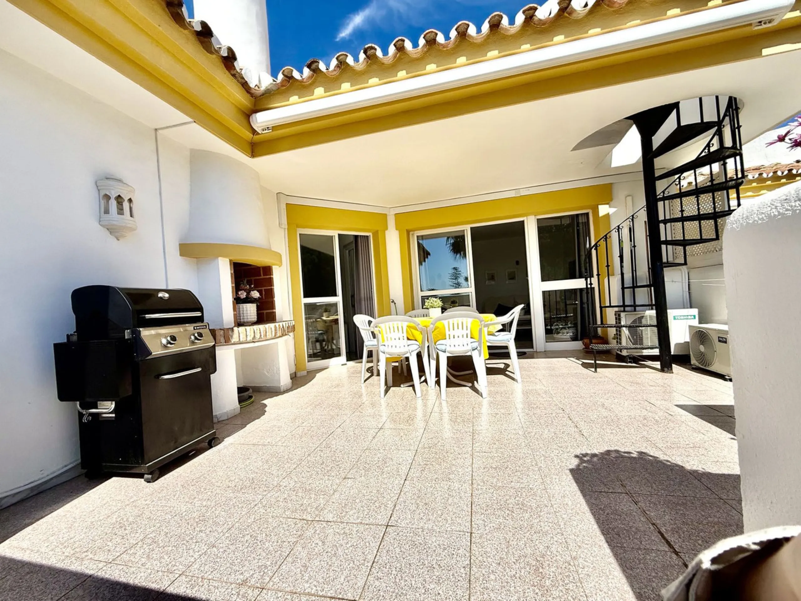 This impressive 3-bedroom penthouse offers a rare combination of space, privacy, and potential, set within a quiet and well-established urbanisation next to La Siesta Golf.