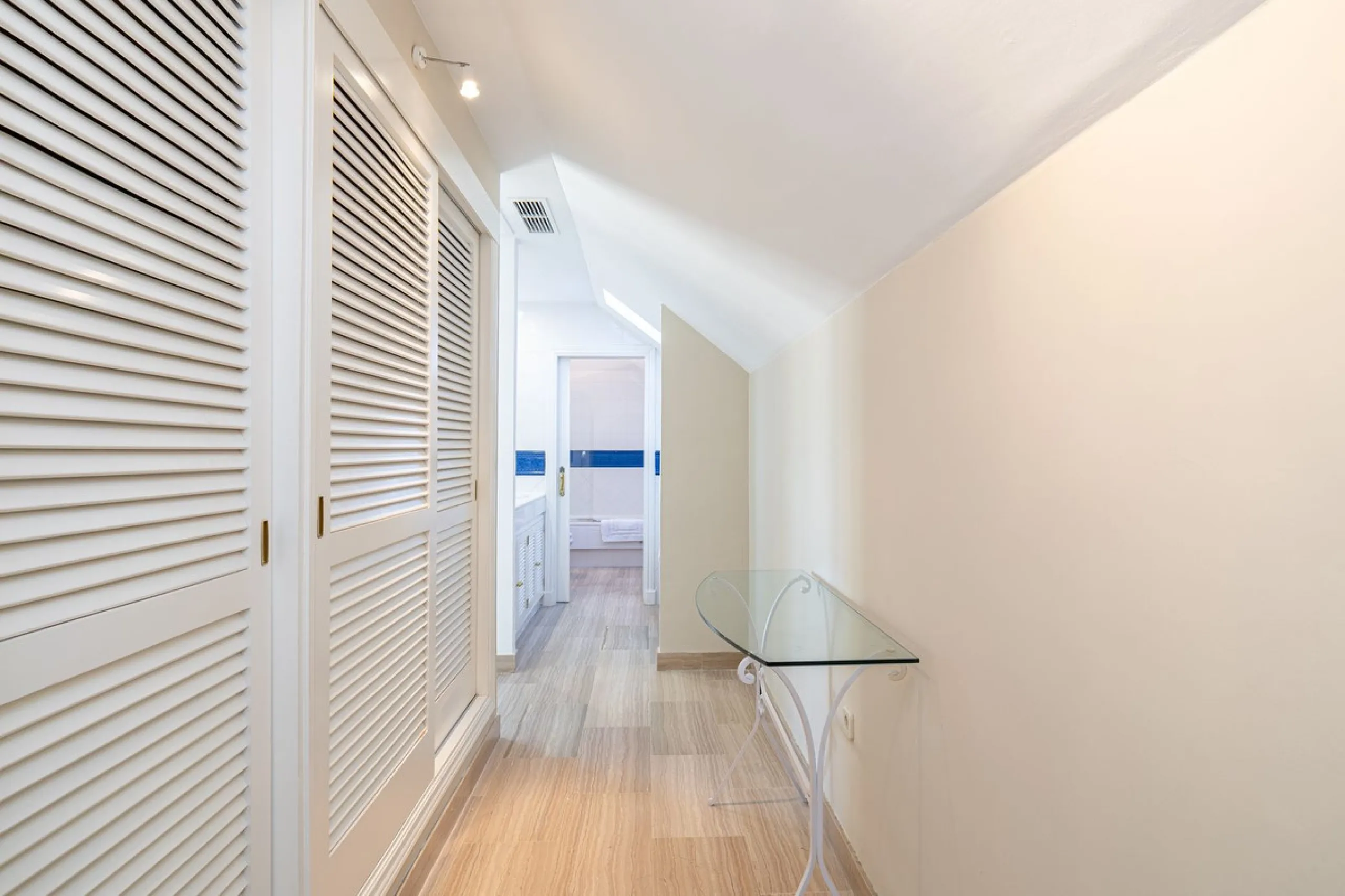 Fabulous 3-bed, 3-bath duplex penthouse located in the enviable and luxurious beachside area of Elviria (Marbella.) This is an incredible opportunity not to be missed. The main floor offers a spacious living area, a fully fitted kitchen, one en-suite bedr