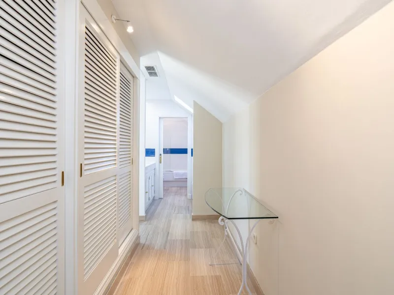 Fabulous 3-bed, 3-bath duplex penthouse located in the enviable and luxurious beachside area of Elviria (Marbella.) This is an incredible opportunity not to be missed. The main floor offers a spacious living area, a fully fitted kitchen, one en-suite bedr