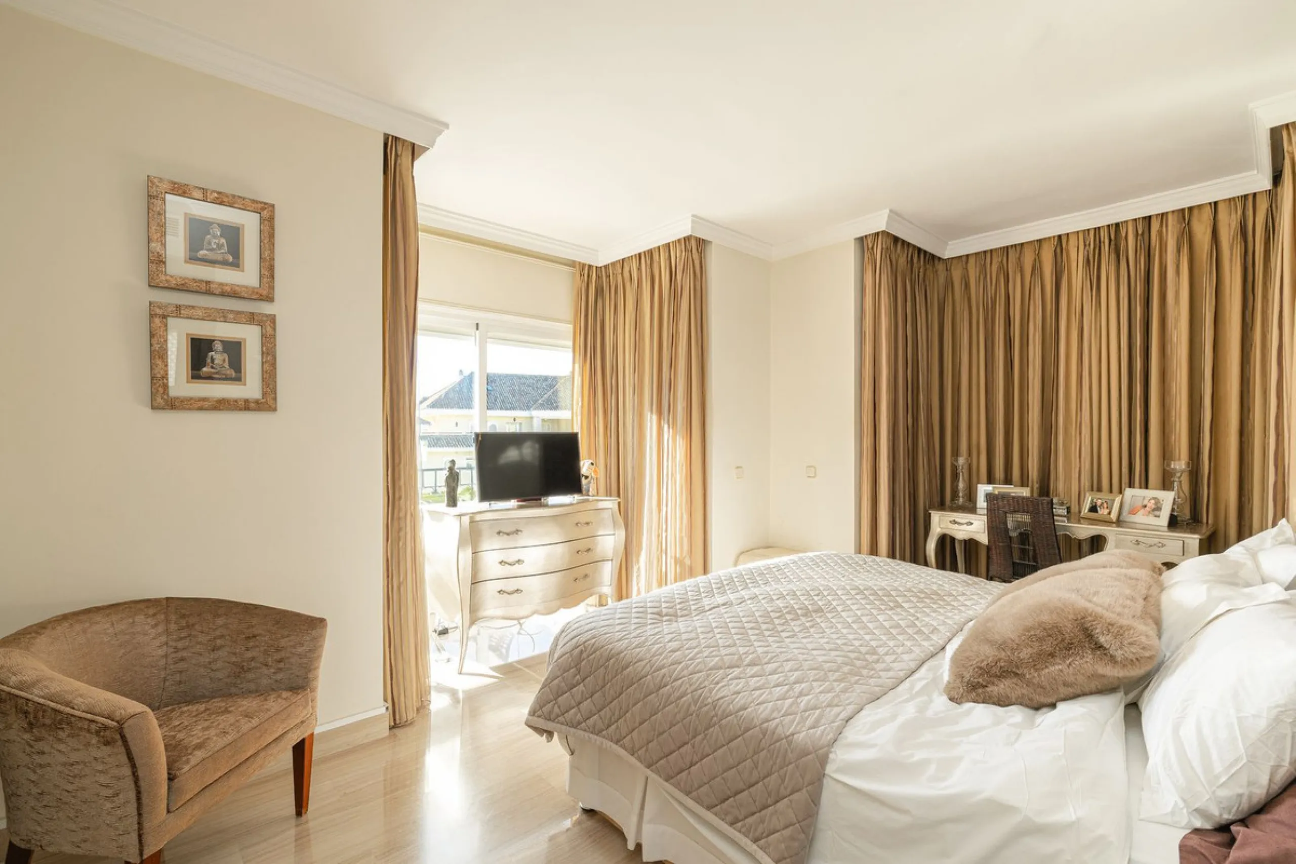 Fabulous 3-bed, 3-bath duplex penthouse located in the enviable and luxurious beachside area of Elviria (Marbella.) This is an incredible opportunity not to be missed. The main floor offers a spacious living area, a fully fitted kitchen, one en-suite bedr
