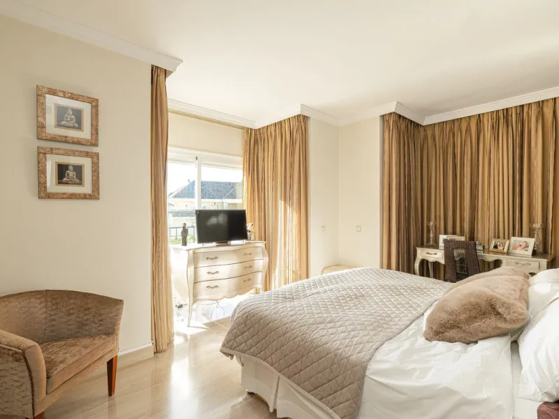 Fabulous 3-bed, 3-bath duplex penthouse located in the enviable and luxurious beachside area of Elviria (Marbella.) This is an incredible opportunity not to be missed. The main floor offers a spacious living area, a fully fitted kitchen, one en-suite bedr