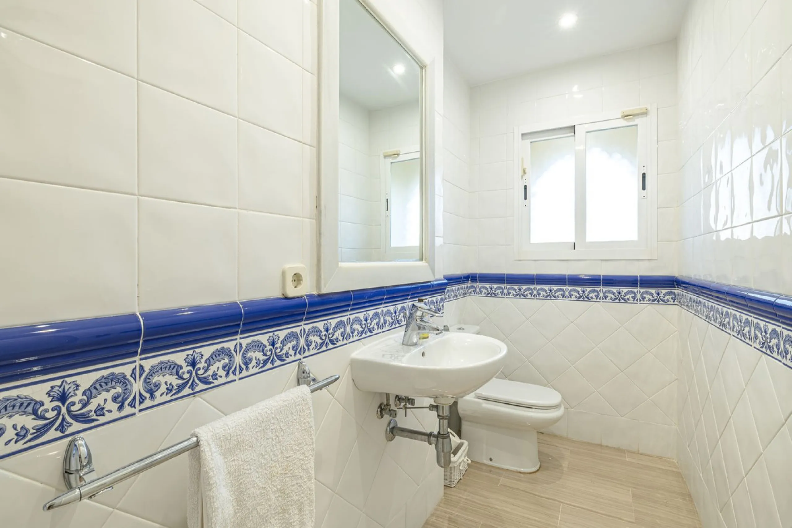 Fabulous 3-bed, 3-bath duplex penthouse located in the enviable and luxurious beachside area of Elviria (Marbella.) This is an incredible opportunity not to be missed. The main floor offers a spacious living area, a fully fitted kitchen, one en-suite bedr